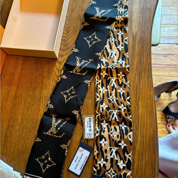 Louis Vuitton authentic silk scarf RARE limited edition print! NEW! - Picture 5 of 5